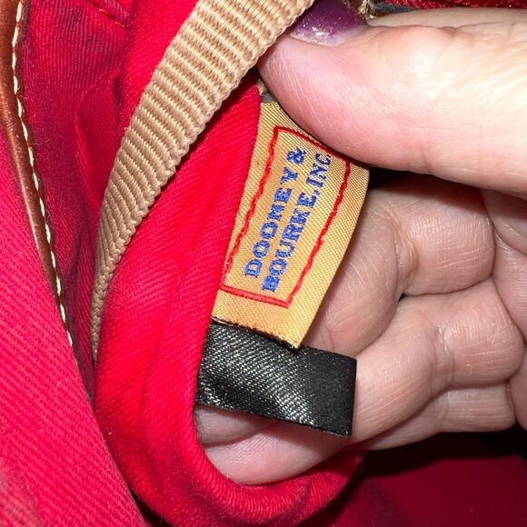 Dooney & Bourke Pebble Grain Zipper Pocket Sac with matching Wallet - Picture 12 of 16